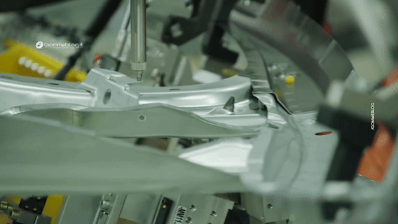 1772436524351575DjwZ.gif 焊装车间现场.gif